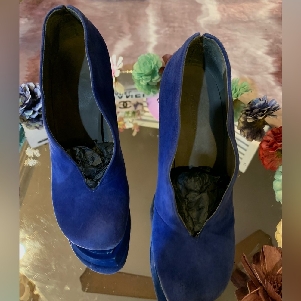 GdUC‼️BALENCIAGA suede pumps.